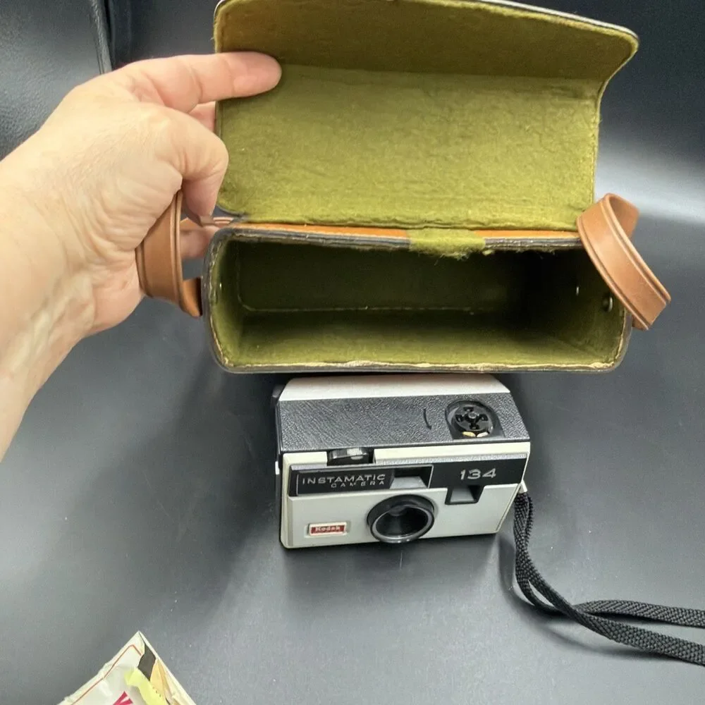 Kodak Instamatic 134 Camera With Case. Vintage 1960’s Made In USA Good Condition